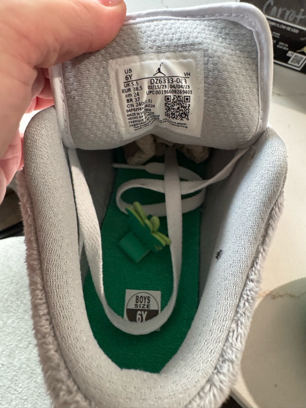 *RARE* *NEW* Nike Air Jordan 1 Lows - Carrot, Size 6Y - Picture 9 of 9